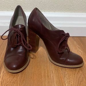 Hinge Highland Oxford Burgundy Pumps Booties